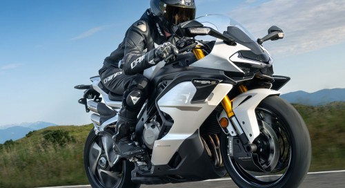 Aperue depuis quelques mois dans les documents d'homologation, la sportive CFMOTO 750 SR-S  4 cylindres vient d'tre dvoile officiellement 
