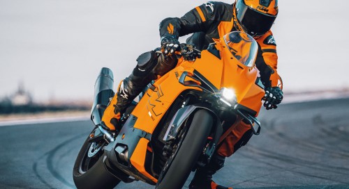 KTM lve le voile sur sa la version dfinitive de la sportive 990 RC R propulse par un twin LC8c rvis  130 ch et 103 Nm 