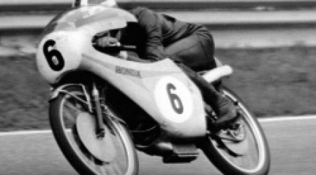 Sacr en 1965 dans la catgorie 50 cm3, Ralph Bryans reste aujourd'hui le seul et unique pilote irlandais titr Champion du Monde en Grand Prix 