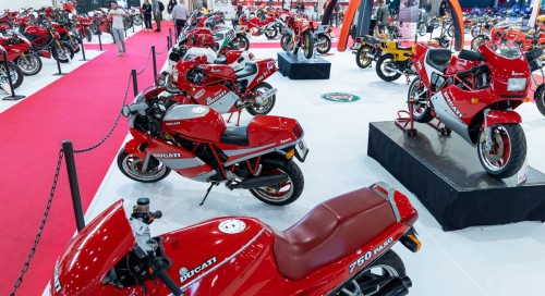 Du v�lo motoris� d'apr�s-guerre � la derni�re Panigale, le Ducati Club de France c�l�bre le centenaire de Ducati en rassemblant plus de 100 machines de toutes les �poques 