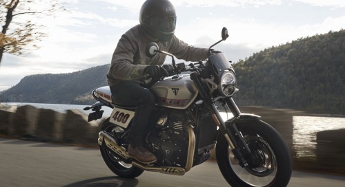 Triumph fait �voluer sa plateforme monocylindre TR-Series vers l'univers du flat track avec une Tracker 400 au style marqu� et au moteur l�g�rement plus puissant 