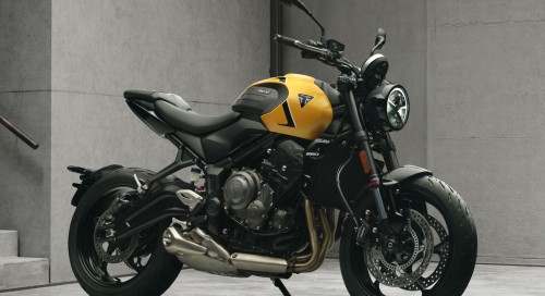Triumph fait �voluer la Trident 660 en lui greffant le moteur de la Daytona (+14 ch et +4Nm), en affutant sa partie cycle et ajustant l'habillage vers plus de dynamisme 