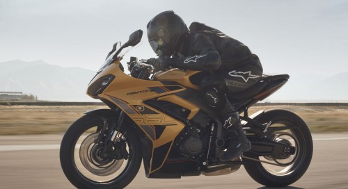 Triumph fait �voluer sa sportive Daytona 660 pour le mill�sime 2026 en dynamisant la partie cycle avec des suspensions Showa r�glable et pneus Metzeler M9RR, mais aussi un shifter de s�rie et de nouvelles livr�es 