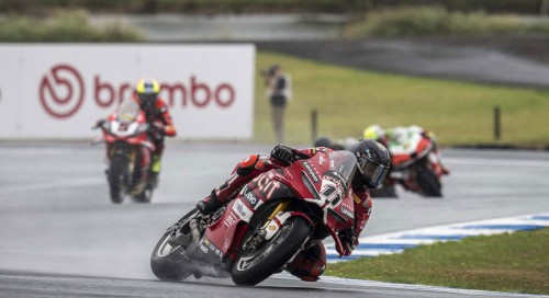 Comme en 2025 et malgr� la pluie, Nicolo Bulega s'offre le tripl� � Phillip Island en remportant la course 2 devant Axel Bassani et Alvaro Bautista 