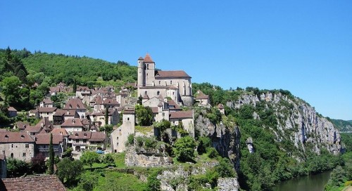 Petite incursion dans le Lot, ses causses et paysages. Des routes dans la roche, la vall�e du C�l� vers Cabreret. Des villages accroch�s � la falaise St Cirq Lapopie magnifique dominant le Lot. 