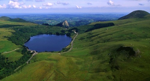 Route sympa passant par les lacs d'Auvergne (ancien crat�re de volcan), plein de virolos � gogo 