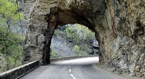 pr�voir 6 bonnes heures pour cette balade essentiellement touristique o� vous allez d�couvrir des vall�es encaiss�es et des cols � 300m d'altitude -)  Les routes sont la plupart du temps plut�t �troites mais en bon �tat.  je d�conseille toutefois cet itin�raires aux sportives.  vous d�couvrirez le Diois cach� et une partie du Vercors, le Col de Rousset et sa vue imprenable sur le Diois, les gorges de saint May ou malheureusement s�vissent de plus en plus les forces de l'ordre, perch�es dans les arbres ou sur les rochers.    bonne balade 