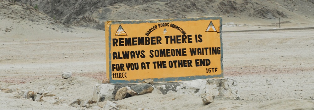 Vous connaissez vos panneaux routiers en France ? Ceux-ci sont de vrais panneaux routiers, rencontrs pendant notre roadtrip en Inde ! Humour garanti !