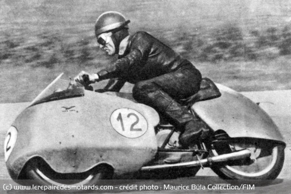 Fergus Anderson sur la Moto Guzzi 350GP en 1954