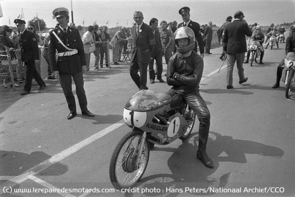 Jan de Vries sur la grille de départ du Dutch TT d'Assen en 1972 Jan de Vries sur la grille de départ du Dutch TT d'Assen en 1972