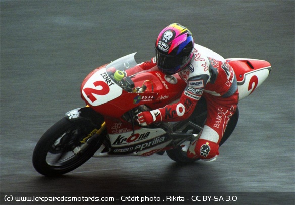 Sakata lors du Grand Prix du Japon 1994 - Crédit photo : Rikita - CC BY-SA 3.0 Sakata lors du Grand Prix du Japon 1994 - Crédit photo : Rikita - CC BY-SA 3.0
