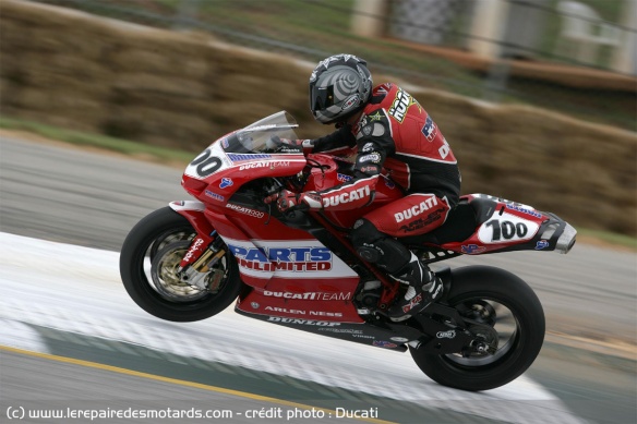 Neil Hodgson au guidon de sa Ducati 999 lors de la saison 2006 Neil Hodgson au guidon de sa Ducati 999 lors de la saison 2006
