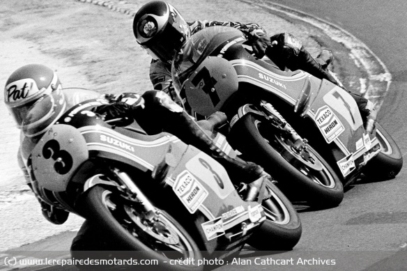Pat Hennen devant Barry Sheene à Brands Hatch en 1977 sur les Suzuki XR23 Pat Hennen devant Barry Sheene à Brands Hatch en 1977 sur les Suzuki XR23