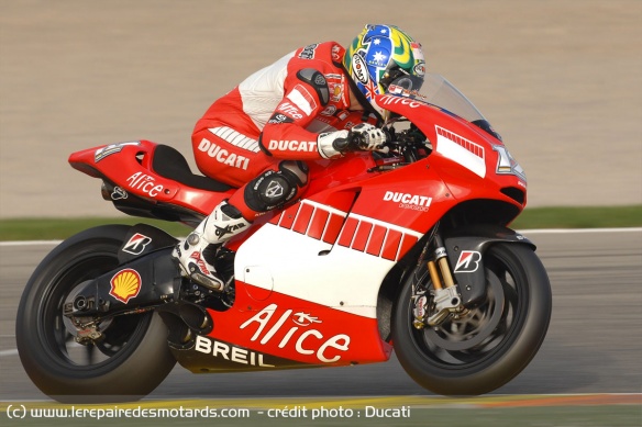 Revenu au WSBK, Bayliss inscrit son premier succès en MotoGP à Valence où il remplace Gibernau Revenu au WSBK, Bayliss inscrit son premier succès en MotoGP à Valence où il remplace Gibernau