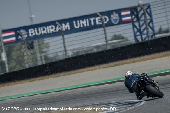 L'arri&egrave;re transmet parfaitement la puissance au sol pour ressortir des courbes