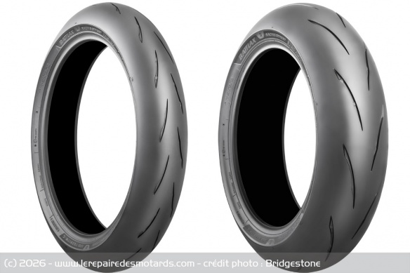 Les pneus Battlax RS12 avant et arri&egrave;re