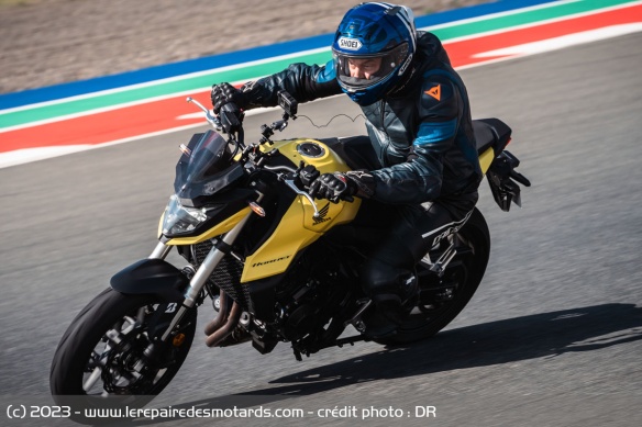 Essai du Bridgestone S23 avec la Honda CB750 Hornet