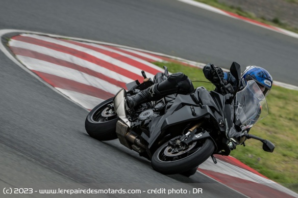 Essai du pneu Bridgestone S23 sur la Suzuki GSX-S 1000 GT