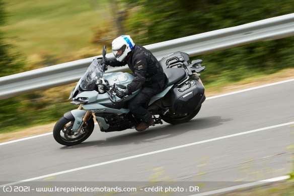 Au guidon de la BMW XR, le T32 se montre à son avantage sur le sec