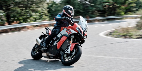 Essai comparatif pneus Metzeler Roadtec 01 SE et Sportec M9 RR