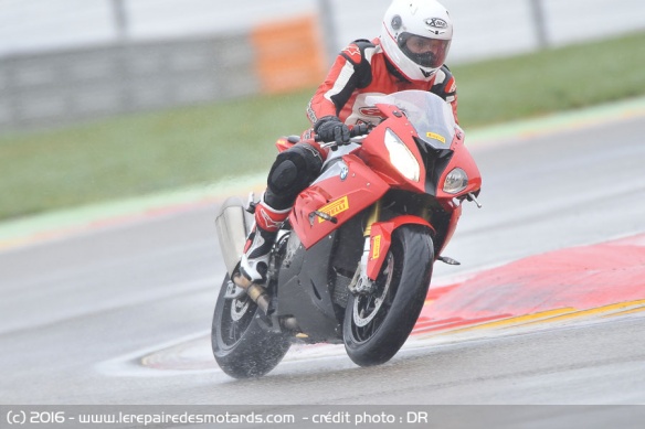 essai pneumatique Pirelli Diablo Rosso III sous la pluie