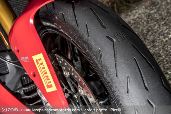 Pirelli Diablo Rosso Corsa II avant Pirelli Diablo Rosso Corsa II avant