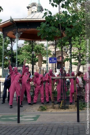 Les troupes d'élite Grolandaises fières de leur nouveau butin ! 