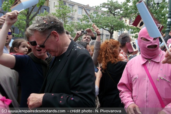 Michael Kael entouré du peuple Grolandais agitant le drapeau de la présipauté. Enfin un vrai journaliste ! 
