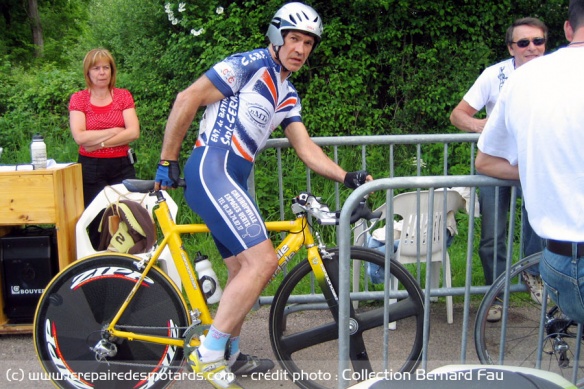 Comme il n'y a pas que la moto et le cinéma dans la vie, Bernard Fau pratique aussi la bicyclette de course. Il brille aux classements en catégorie... Vétérans !