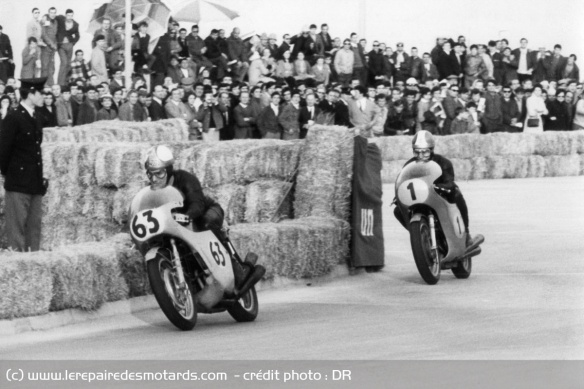 Agostini et sa MV 500 poursuivant la Honda de Hailwood à Riccione en 1967