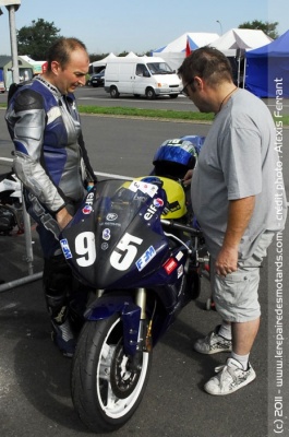 David et Franck cherche la cause de la panne