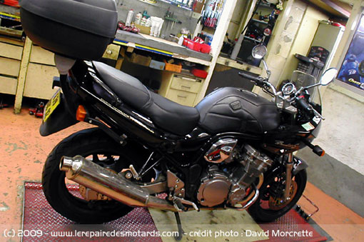 Révision moto dans l'atelier du concessionnaire