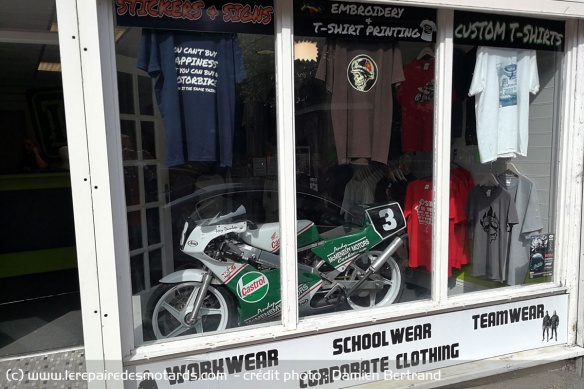 Les boutiques aussi vivent pour la moto