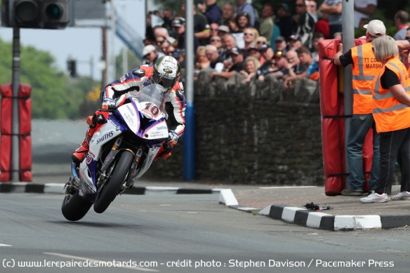 Hickman remporte le Senior TT et écrase le record du tour