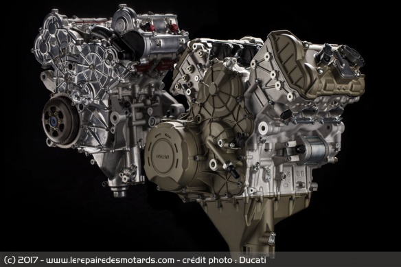 En MotoGP Ducati utilise un V4 (ici celui de la Panigale), comme, Aprilia, KTM et Honda. Yamaha et Suzuki lui préfèrent le 4 cylindres en ligne. Les deux alternatives semblent également compétitives.