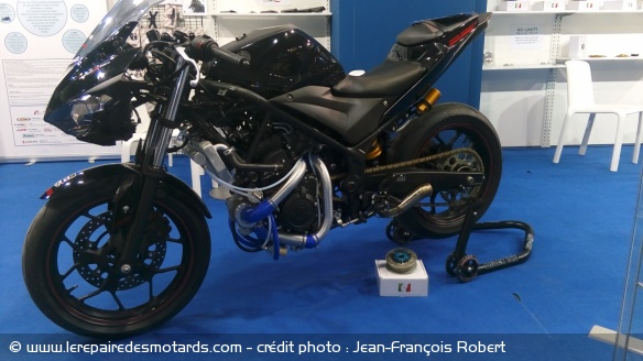 Cette année à Milan, on a pu voir des petites cylindrées suralimentées. Une façon intéressante d'avoir une sportive légère, puissante, mais pas pointue.