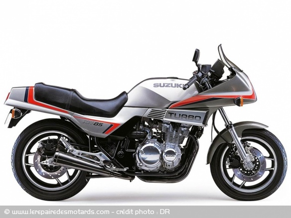Sortie en 1983, la Suzuki XN 85 (673 Cm3 et 85 ch) se distinguait par son injection électronique, encore très rare à cette époque. Son gros turbo placé à l'arrière, loin des soupapes augmentait encore le temps de réponse du turbo.
