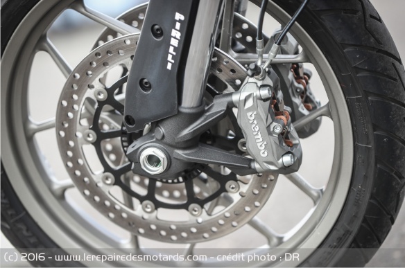 On retrouve à l'avant des étriers Brembo M4.32 et des disques de 320 mm