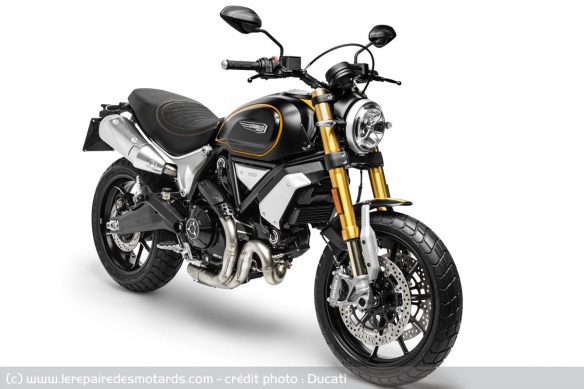 La version Sport se pare d'une fourche inversée Öhlins