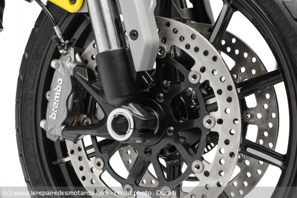 Le freinage est confié à des étriers radiaux monobloc Brembo M4.32