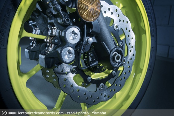On retrouve à l'avant deux étriers à quatre pistons