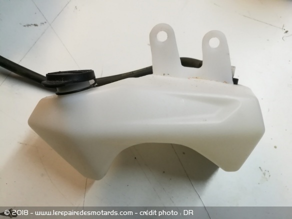 Relié au radiateur, la vase d'expansion sert de trop plein ou alimente le circuit de refroidissement en cas de besoin