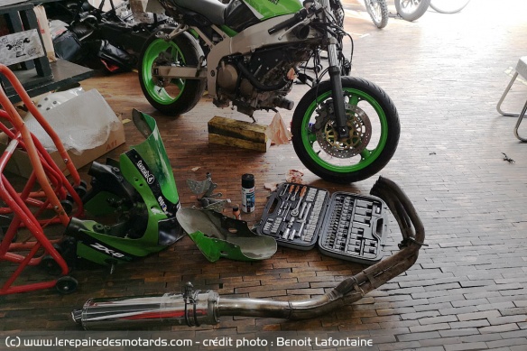 Démonter la moto pour atteindre la partie moteur