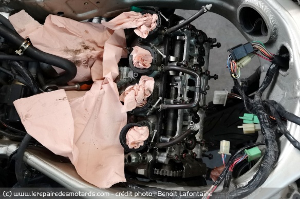 Le haut moteur se démonte au fur et à mesure