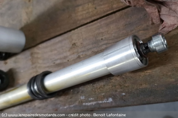 L'intérieur de la fourche est enfin venu. Au premier plan, ce fichu Z750 K1