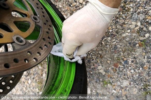 Lingettes et gants sont utiles pour nettoyer les jantes