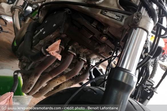 Moteur purgé, radiateur démonté, la ligne d'échappement s'expose