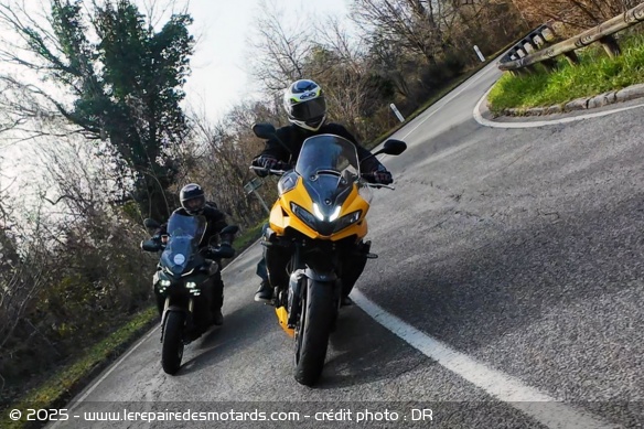 La Triumph incite plus à un pilotage engagé, la Yamaha est davantage dans le contrôle La Triumph incite plus à un pilotage engagé, la Yamaha est davantage dans le contrôle