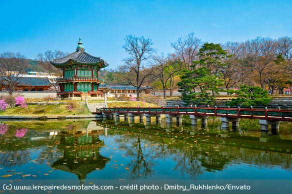 Le pavillon Hyangwonjeong du Palais Gyeongbok à Séoul Le pavillon Hyangwonjeong du Palais Gyeongbok à Séoul