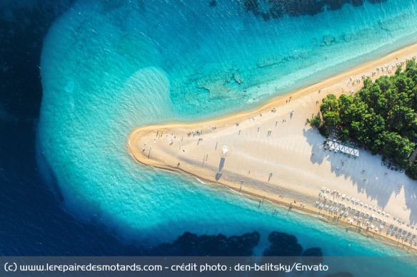 La plage de Zlatni Rat sur l'ile de Brac La plage de Zlatni Rat sur l'ile de Brac